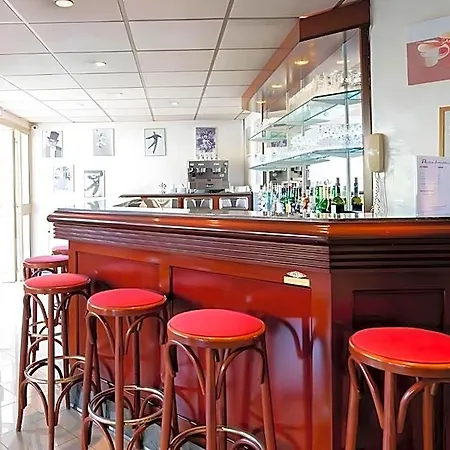 Adonis Cannes Hotel 3*