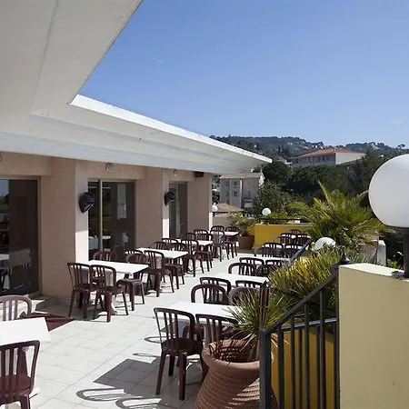 Adonis Cannes - Thomas 3*