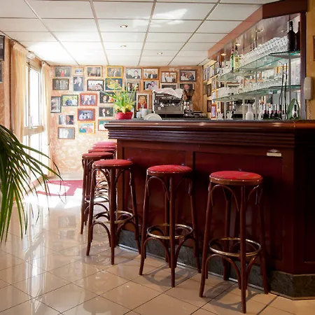 מלון Adonis Cannes 3*