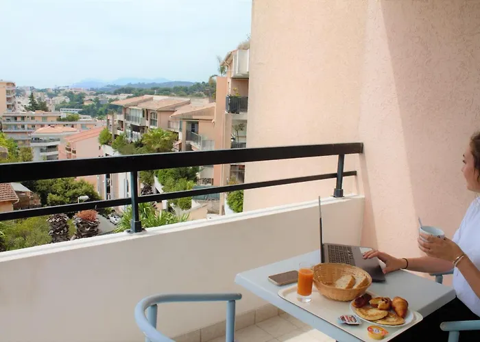 Отель Adonis Cannes