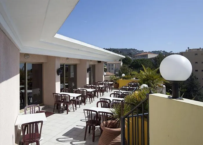 Adonis Cannes 3*